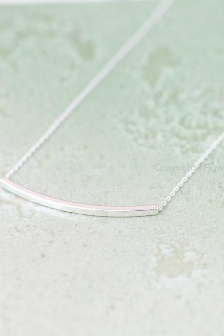 Simple curve necklace in silver