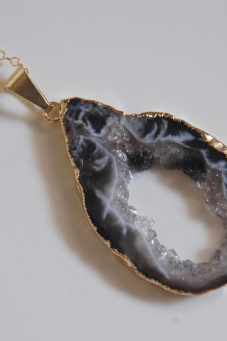 Druzy Agate Geode Slice pendant Necklace in gold