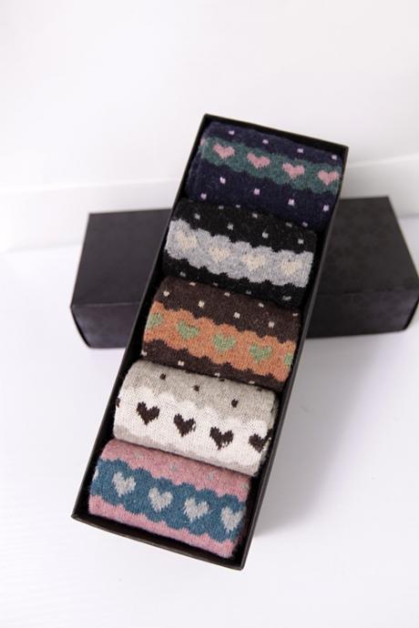 Gift box!winter dot and love heart woolen socks