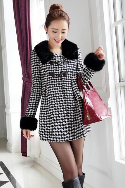 Latest Houndstooth Pleated Woolen Coats with Horn Button - White