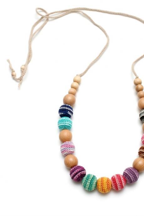 Colorful organic nursing necklace in juniper by MagazinIL