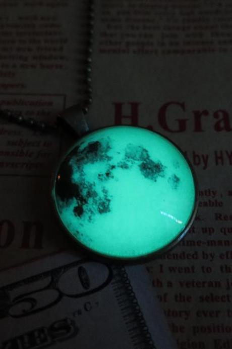 Free Shipping Green Luminous planet, Earth, prom jewelry, party jewelry,Glow in the dark necklace,Glowing Necklace,Glowing Pendant Necklace,Party necklace