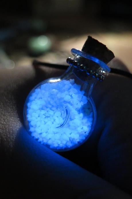 Free shipping Blue XO bottle glow in the dark necklace,glow in the dark jewelry,glow in the dark party