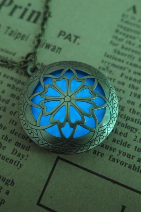 Free shipping Blue Brass Plated Glow In The Dark Celtic Galaxy Locket Necklace