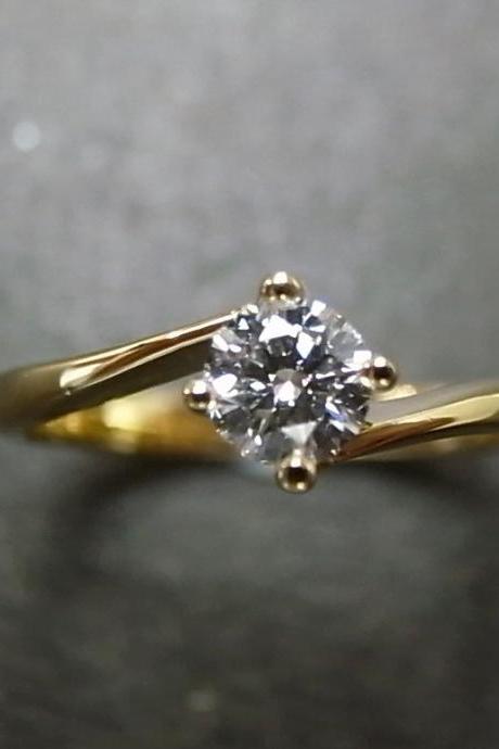 Solitaire Diamond Engagement Ring in 18K Yellow Gold (0.25ct, F/VS)