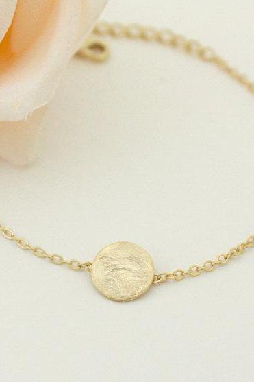 Simple textured circle bracelet, in gold