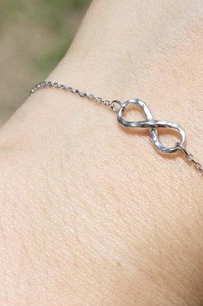 Simple Infinity bracelet, in white gold