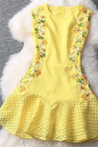 Flouncing Sleeveless Embroidered Dress