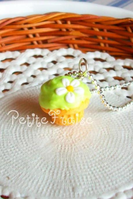 Le printemps, cupcake necklace in green, polymer clay food
