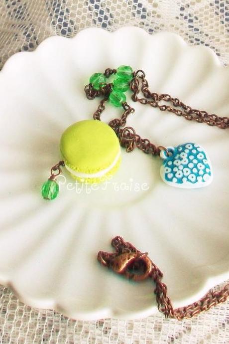Oh la la Macaron parisien au pistache, French macaron necklace in green and blue, vintage style