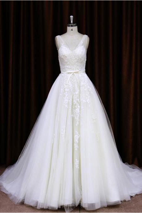 2015 High Fashion Beaded Lace Appliques Wedding Dress With Sheer Shoulder