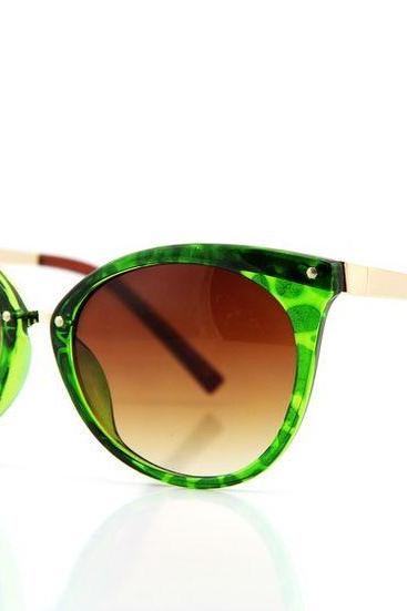 Cat eye green frame fashion elegant woman sunglasses