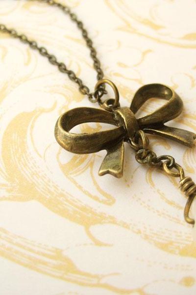 Necklace with brass bow and freshwater pearl - A little romance