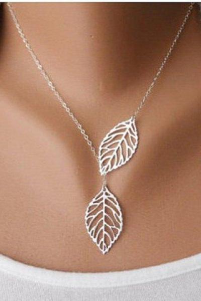 Stylish Women's Openwork Leaf Pendant Necklace