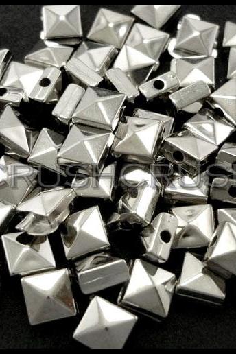  200pcs 7mm Silver Acrylic Pyramid Square Beads Metal Spike Spacers F582