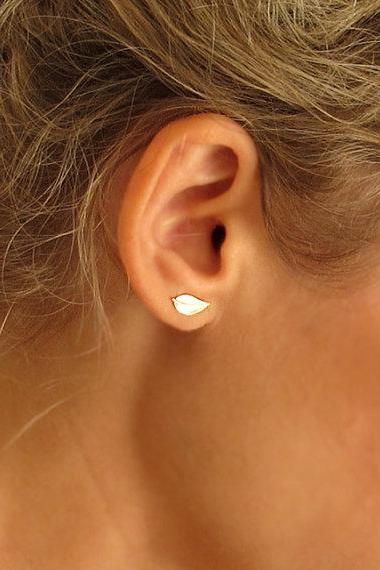 Gold Leaf Stud Earrings - Leav studs - Minimalist Earrings - Fashion Studs