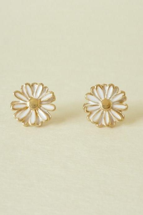 - Lovely White Daisy Stud Earrings - Gift Under 10