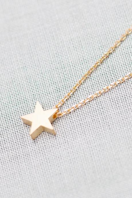 Tiny Star Pendant Necklace in gold