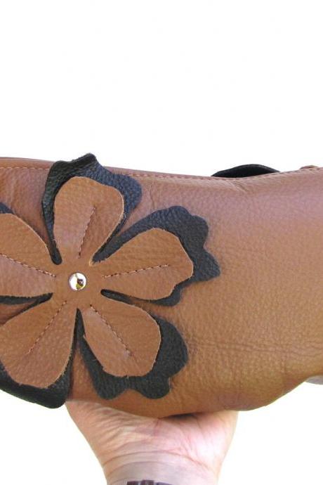 Leather clutch with flower applique in oak tan
