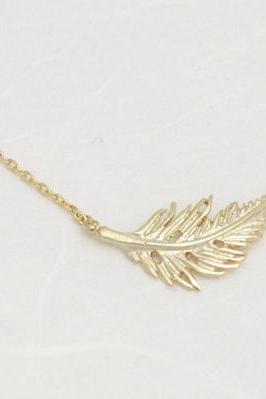 Feather necklace in gold
