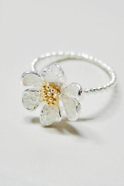 Daisy ring 6 Size with twisted ringband in silver