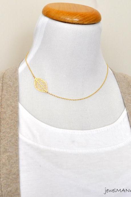 new leaf gold necklace, everyday necklace, modern look, bridesmaid necklace, gold leaf necklace, sideways, horizontal