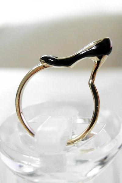 Black shoe ring in gold 6.5 US size 