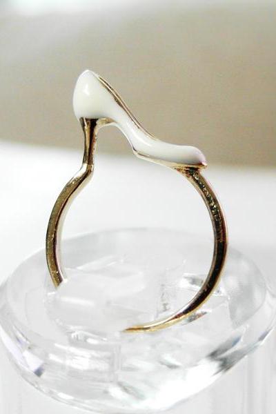 White shoe ring in gold 6.5 US size 
